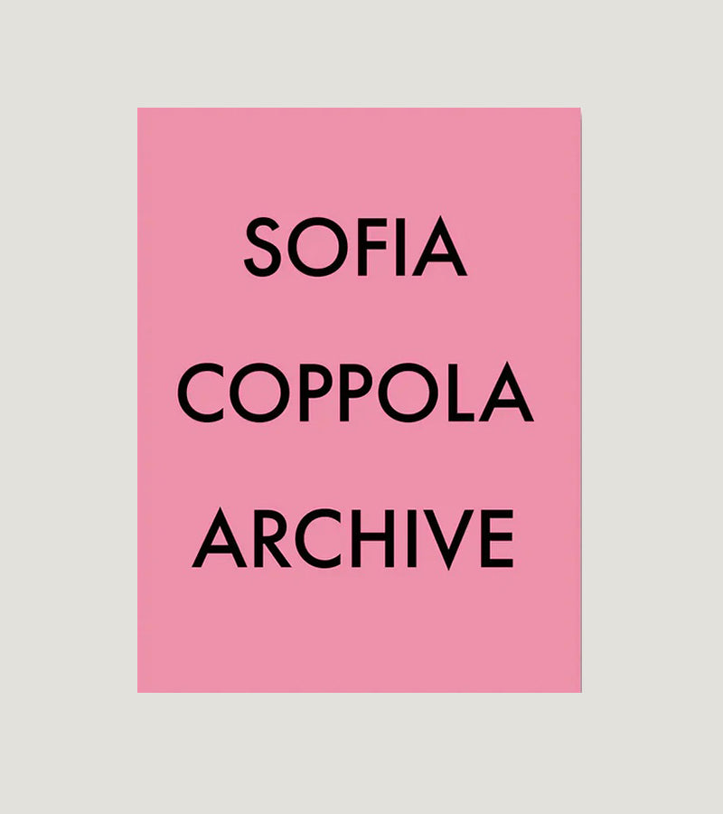 En rosa bok som dokumenterer i bilder utdrag fra karrieren til filmregissør Sofia Coppola. Boken har tittelen Archive 1999-2023.
