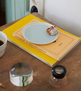 Japanske porselen tallerken med lysblå pastell farge fra Arita 1616 / Japan. Design: Scholten & Baijings . Kan kjøpes ved Kollekted by en interiørbutikk på Grünerløkka, Oslo. Stemningsbilde fra The Table Project
