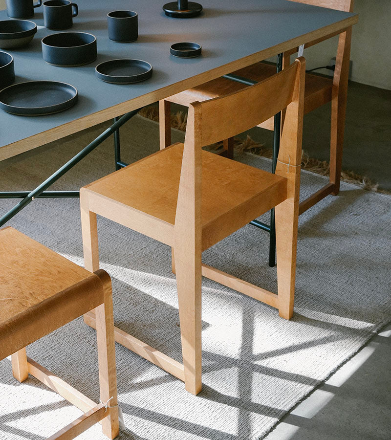 Chair 01 spisestol i bjørk som produseres av danske Frama Cph og finnes ved Kollekted by, en interiørforretning på Grünerløkka i Oslo. Bilde tatt av Linda Christiansen