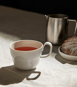 Japanske porselen kaffekopp eller tekopp med hank tallerken fra Arita 1616 / Japan. Design: Cecilie Manz. Kan kjøpes ved Kollekted by en interiørbutikk på Grünerløkka, Oslo. Stemningsbilde fra The Table Project