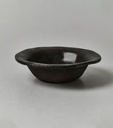 Ceramic Bowl i Black Glazed , en bolle, fra 10AM Apoteke, et livsstilsmarkedet fra 10AM Loft. Produsert i kearmikk, sort leire og håndlaget i Hellas. Kollekted by en intedriørforretning på Grünerløkka i Oslo forhandler av 10AM Apoteke