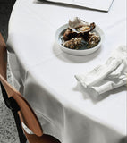 Japansk porselen dyp tallerken med glasert hvit overflate fra Arita 1616 / Japan. Design: Teruhiro Yanagihara . Kan kjøpes ved Kollekted by en interiørbutikk på Grünerløkka, Oslo. Med Østers fra The Table Project