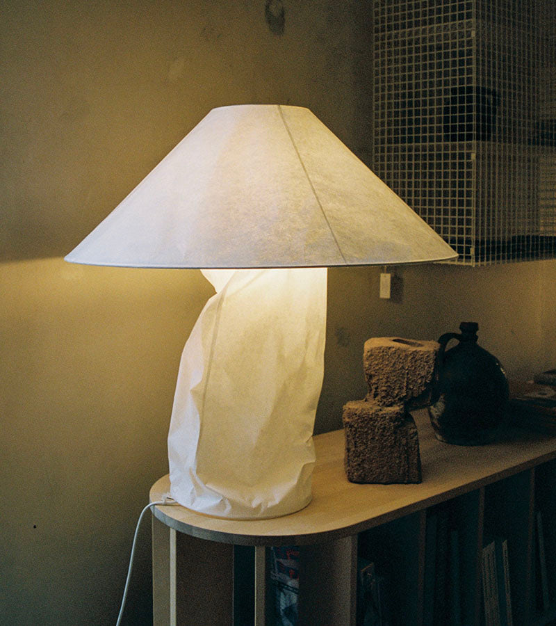 Lampampe bordlampe designet av Ingo Maurer ved interiørforretninger Kollekted by på Grünerløkka i Oslo. Kollekted by har et selektert utvalg papirlamper fra Ingo Maurer som Maru, Knitterling og Floatation 