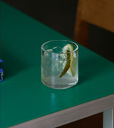 Hasami HPGLC glass med limonade ved Kollekted by en interiørforretning i Oslo. Bilde viser Muller Van Severen sitt Alu bord for Valerie Objects. Bilde av Marian Strand