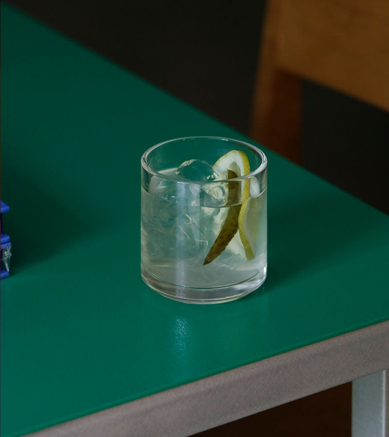 Hasami HPGLC glass med limonade ved Kollekted by en interiørforretning i Oslo. Bilde viser Muller Van Severen sitt Alu bord for Valerie Objects. Bilde av Marian Strand